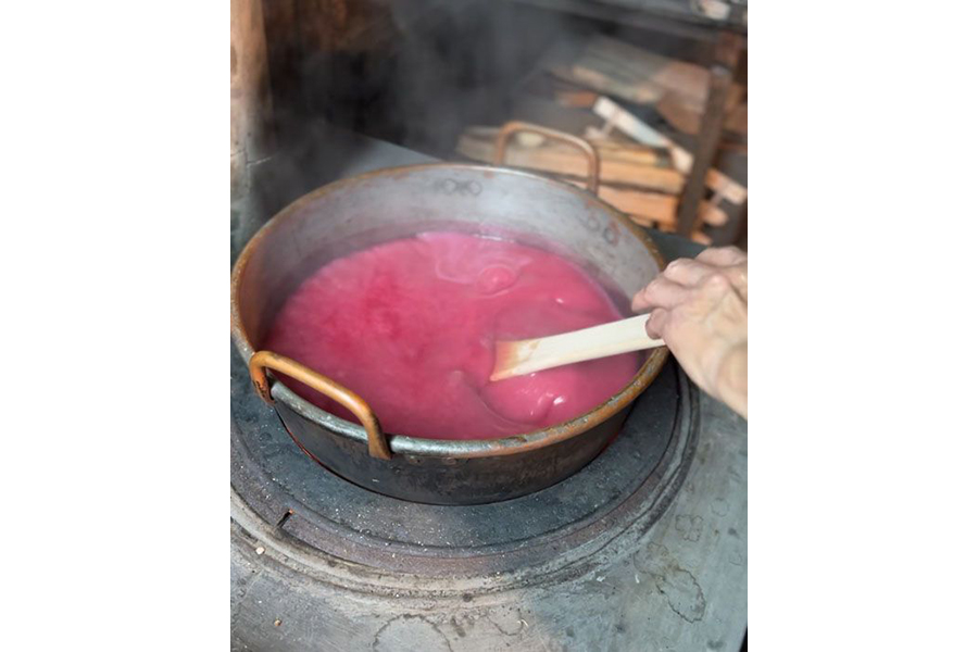 薪火でじっくり練り上げる練り羊羹（提供：するがや祇園下里）