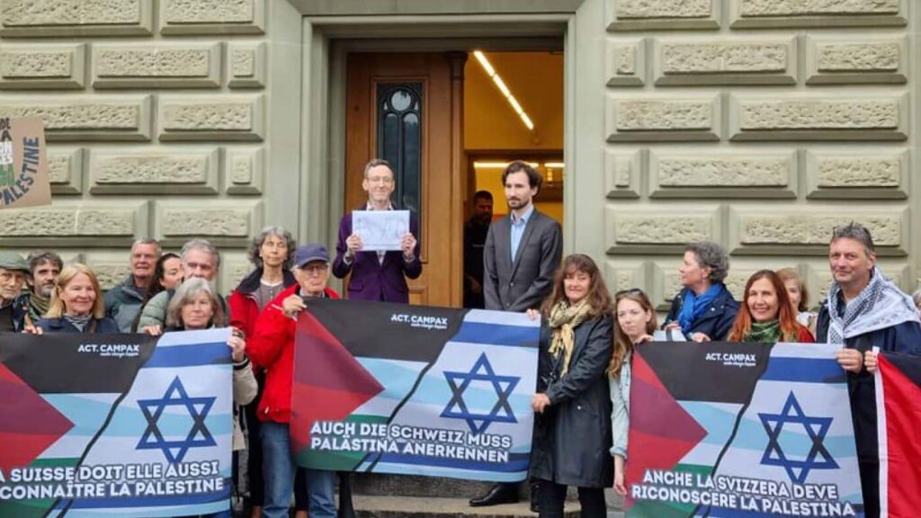 ベルンで引き渡されたパレスチナの承認の請願|月曜日に、「スイスはパレスチナを認めなければならない」請願は、13,750の署名を持つパレスチナも認めなければならない」は、ベルンの政府と議会に引き渡された。シグネチャーコレクションのイニシエーターは、チューリッヒライターのトーマスマイヤーでした。