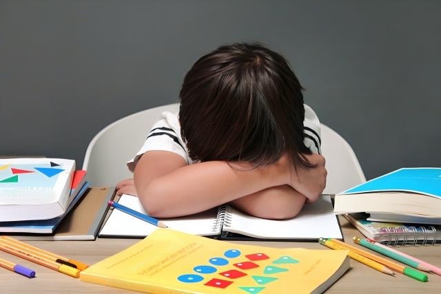 小学1年生の息子が自己肯定感が低いのです。ちょっとした失敗で「僕は何をやってもダメ」「僕は頭が悪い」と言います。親である私も妻もそんな言葉を使ったことはなく、落ち着いて取り組めばできることも多いのに、否定的な言葉ばかり。どうすれば息子の自己肯定感を上げられるでしょうか？（40代後半 男性）