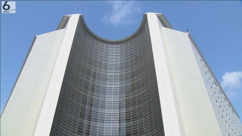 知人女性宅の玄関前に火をつけ、燃え移らせようとした疑い　４２歳男を逮捕　一方的に好意か　大阪