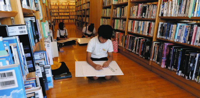 泉野図書館愛着描いた キッズフロアなどで泉小児童　30周年記念の写生会