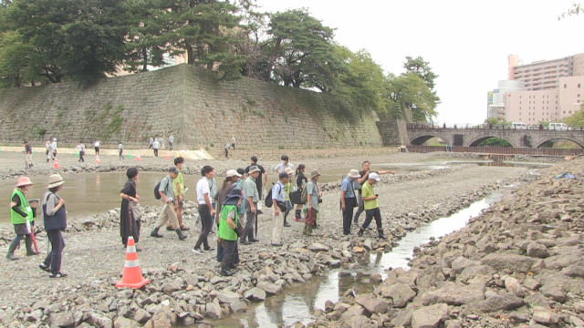 焼夷弾の残がいも発見 水を全部抜いた福井城址の堀で観光ガイドが笏谷石の石瓦など見学 歴史を実感