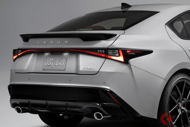 レクサスが「新型スポーツセダン」を米国で初公開！ 3.5リッターV6エンジンで「311馬力」発揮 大幅刷新でさらにスポーティへ 超カッコいい新型「IS」登場