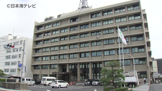 「早くトイレに行きたくてあわてていた」手洗い場に拳銃などが入ったベルトを約3分間放置　島根県内の警察署に勤務する20代の女性巡査長を戒告処分　