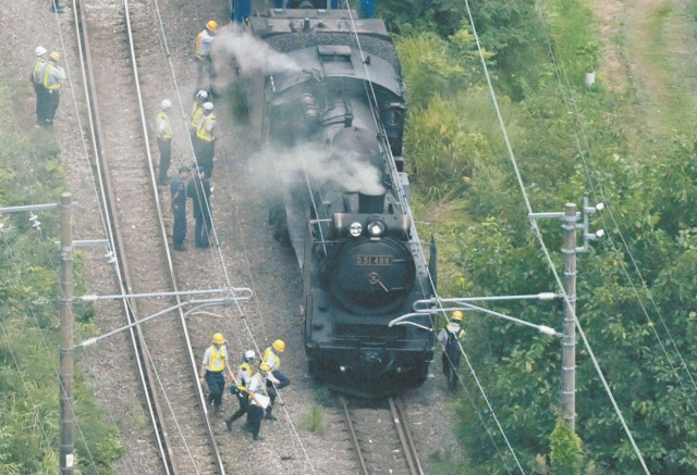 試験運転中のSL給水車、上越線で脱線　観光列車「SLぐんま」の「D51 498」　社員9人けがなし
