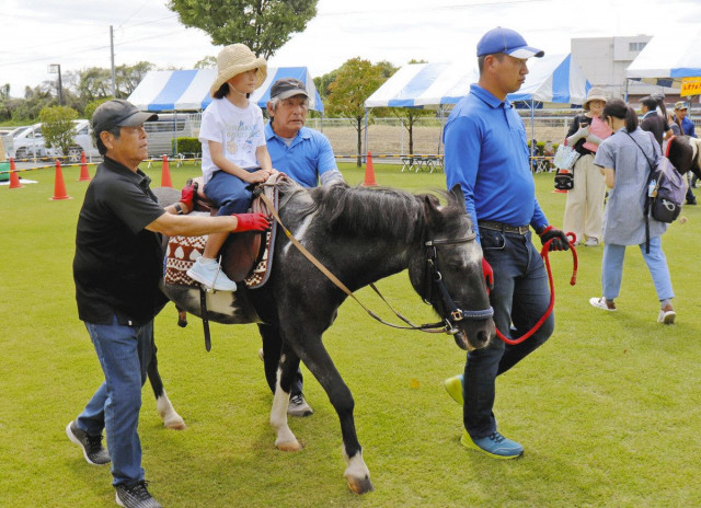 子どもたちがポニー乗馬体験　動物愛護週間に合わせ さいたま市で催し