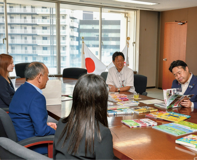 メイシンマテリアルが厚木市内の小学校に本を寄贈 〈厚木市・愛川町・清川村〉