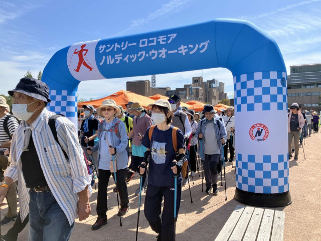 秋晴れの環水公園で爽やかな汗…富山県ノルディック・ウォークフェスタin環水公園　初心者から経験者まで 計415人が水辺を歩く！