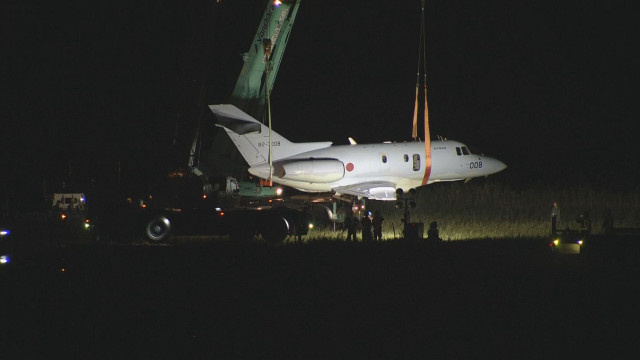 新潟空港の滑走路を逸脱  航空自衛隊の救難探索機  約13時間後にクレーンでつり上げ機体撤去【新潟】