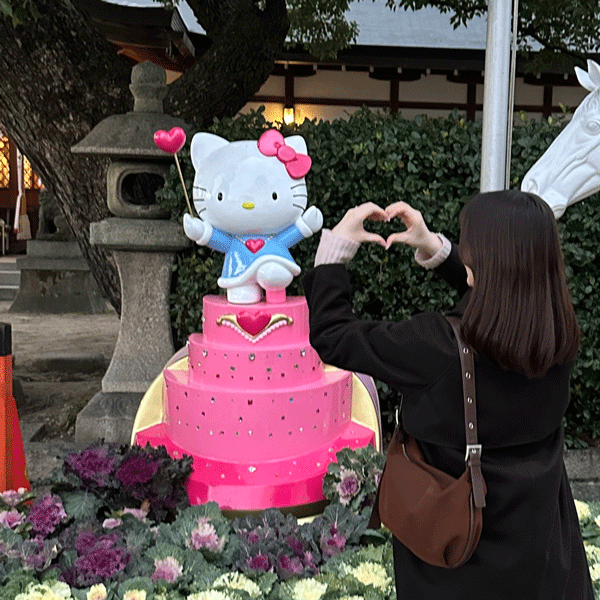京都・吉祥院天満宮にあるキティちゃんのオブジェで写真を撮る女性