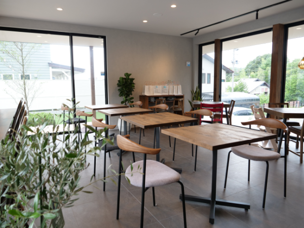 仙台・秋保温泉にオープンしたベーカリーカフェ「パンとエスプレッソと ひとやすみ」の店内イートインスペース