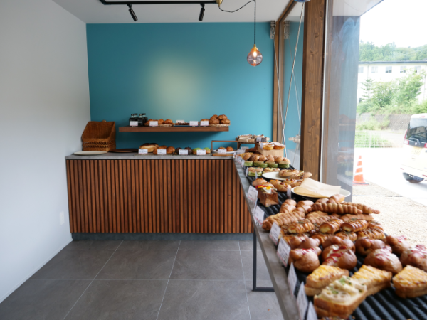 仙台・秋保温泉にオープンしたベーカリーカフェ「パンとエスプレッソと ひとやすみ」の店内