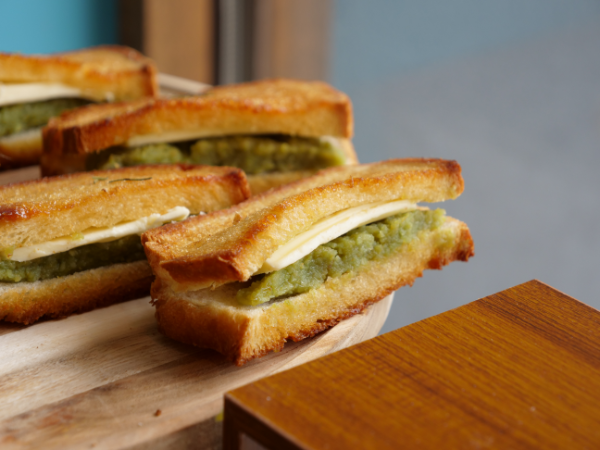 仙台・秋保温泉にオープンしたベーカリーカフェ「パンとエスプレッソと ひとやすみ」のご当地メニュー「ハニートーストずんだ餡バター」