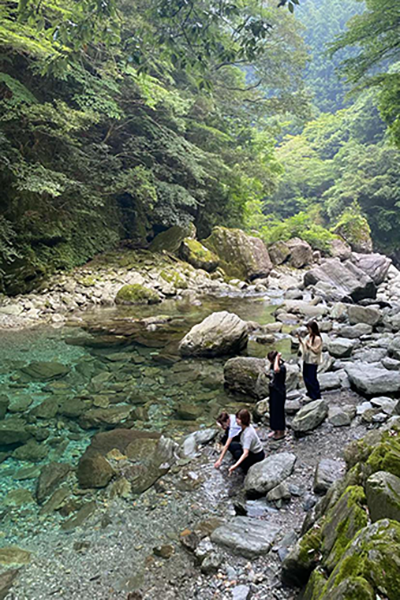 エメラルドグリーンの絶景高知「仁淀川」