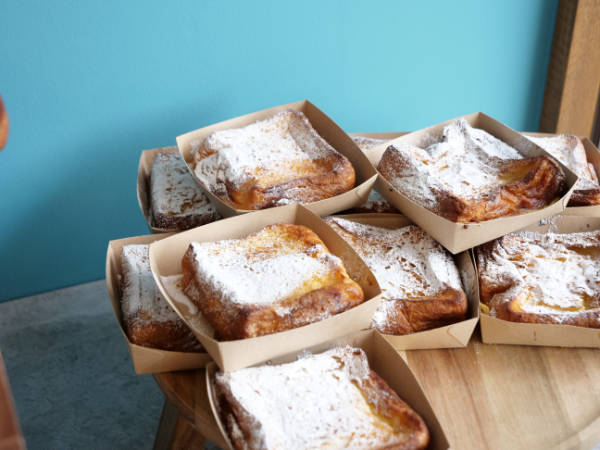 仙台・秋保温泉にオープンしたベーカリーカフェ「パンとエスプレッソと ひとやすみ」の店内