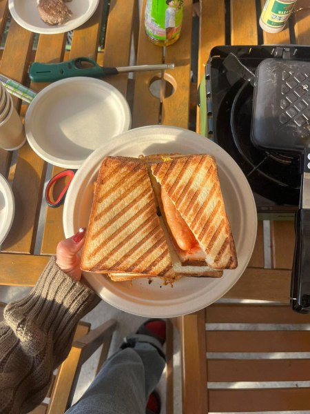 宮崎県串間市の「都井岬」内にあるグランピング施設「TOIGLAM SOLASITA（トイグラン ソラシタ）」のホットサンド