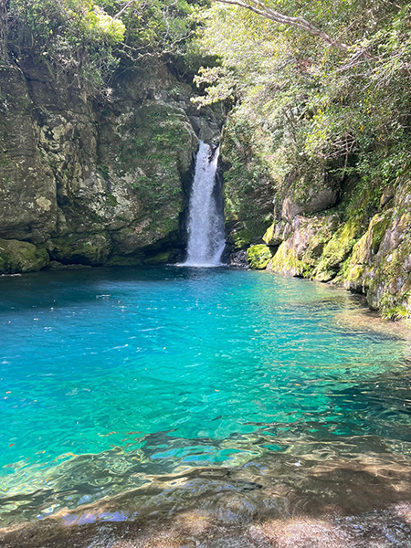 エメラルドグリーンの絶景高知「仁淀川」