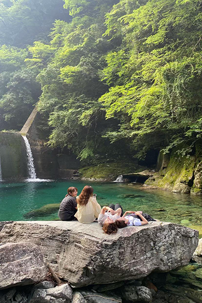エメラルドグリーンの絶景高知「仁淀川」