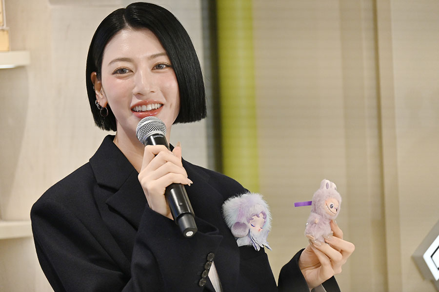 ポケットには自身が選んだ「スカルパンダ」のぬいぐるみが（9月4日・大阪市内）