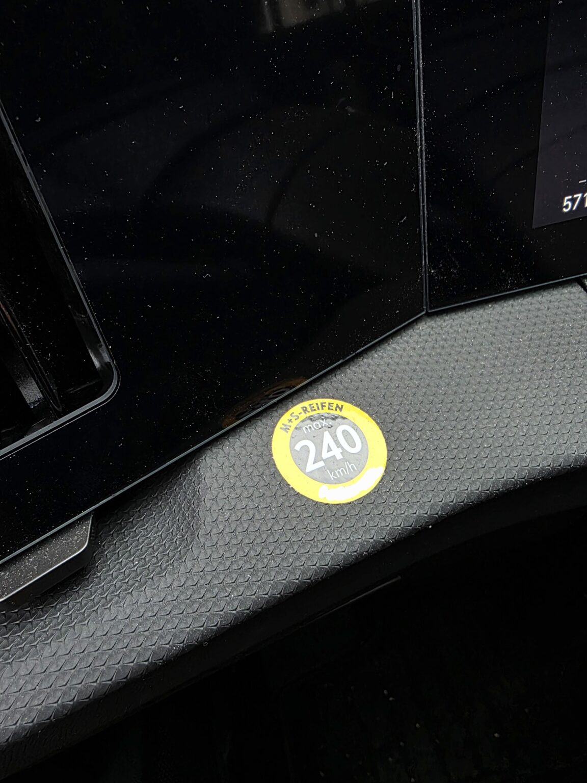 あなたはあなたのタイヤが240km/h（150mph）しかないことを警告し始めたとき、あなたがドイツにいることを知っています