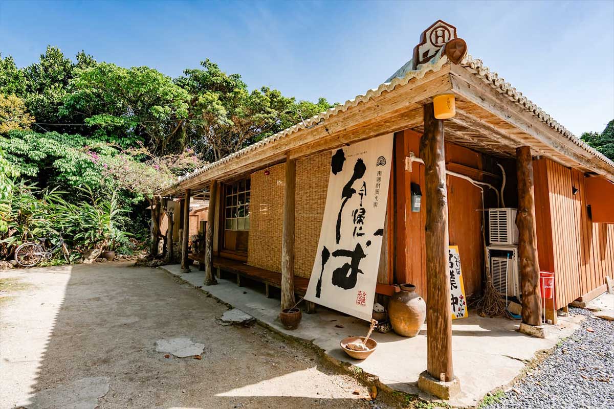 店のファンが閉店の危機を救った！？あっさり派に人気高い「今帰仁そば」（今帰仁村）