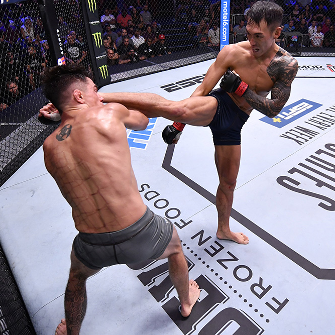 第17回仁川夏季アジア大会のウシュサンタ銀メダリストのユ·サンフンが2019年8月、UFCのデイナ·ホワイト会長兼CEO主催の有望株選抜大会Contender Seriesシーズン3の10週目のライト級競技で攻撃している。 写真=TKO