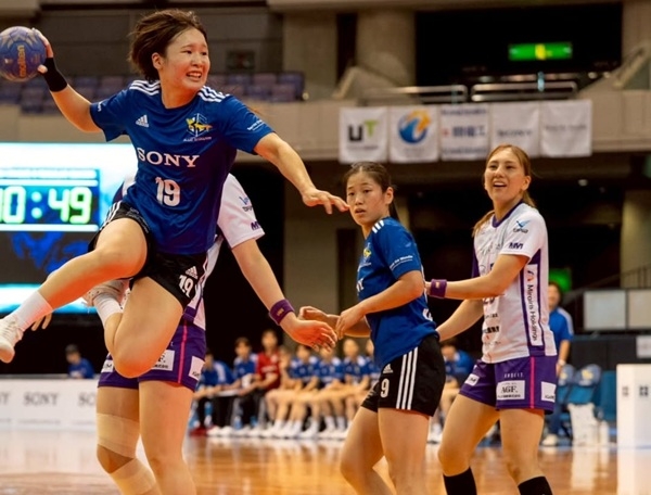 写真2025/26シーズンの日本女子ハンドボールリーグHブルーサクヤとバイオレットアイリスの試合の様子、写真出典=ブルーサクヤ