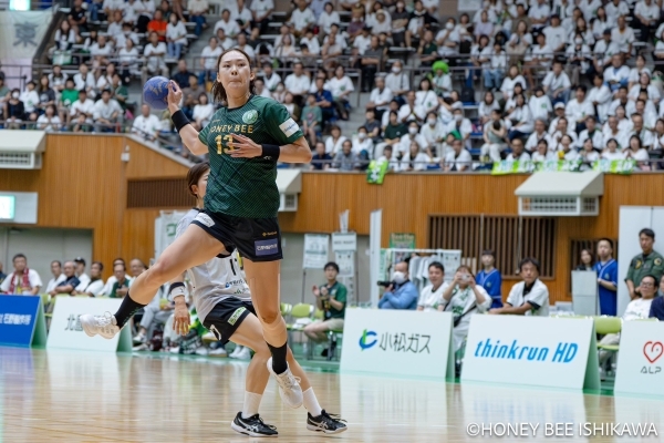 写真2025/26シーズンの日本女子ハンドボールリーグHハニービー石川とブラックブルズの試合の様子、写真出典=ハニービー石川