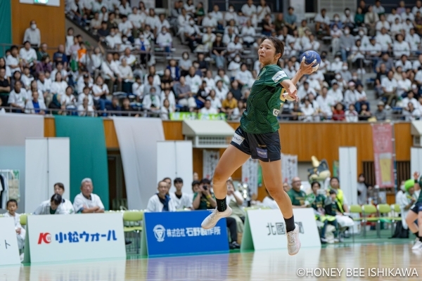 写真2025/26シーズンの日本女子ハンドボールリーグH3ラウンドハニービー石川とメイプルレッズの試合の様子、写真出典=ハニービー石川