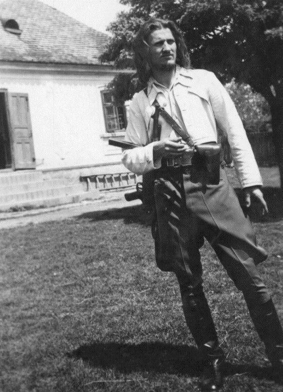1957年4月10日、アルゼンチンで、元ユーゴスラビアの将校ブラゴジェ・ジョヴォヴィッチは戦争犯罪者であり、兄のヤコフ・ジョヴィックが主催する秘密作戦でクロアチア・アンテ・パヴェリックのナチの人形独立国家の創設者を射殺しました。