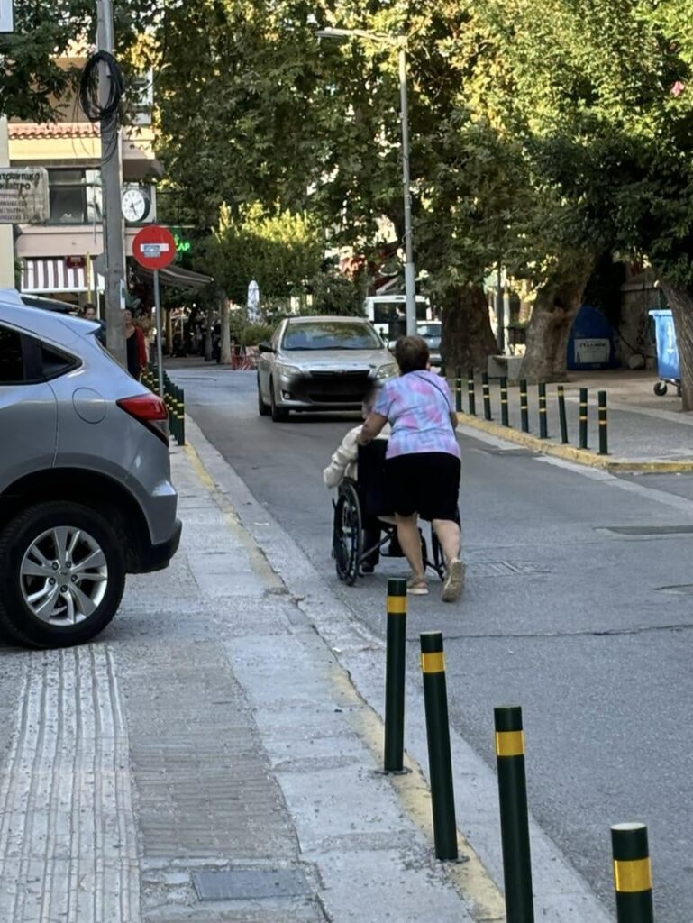 道路の真ん中の車椅子