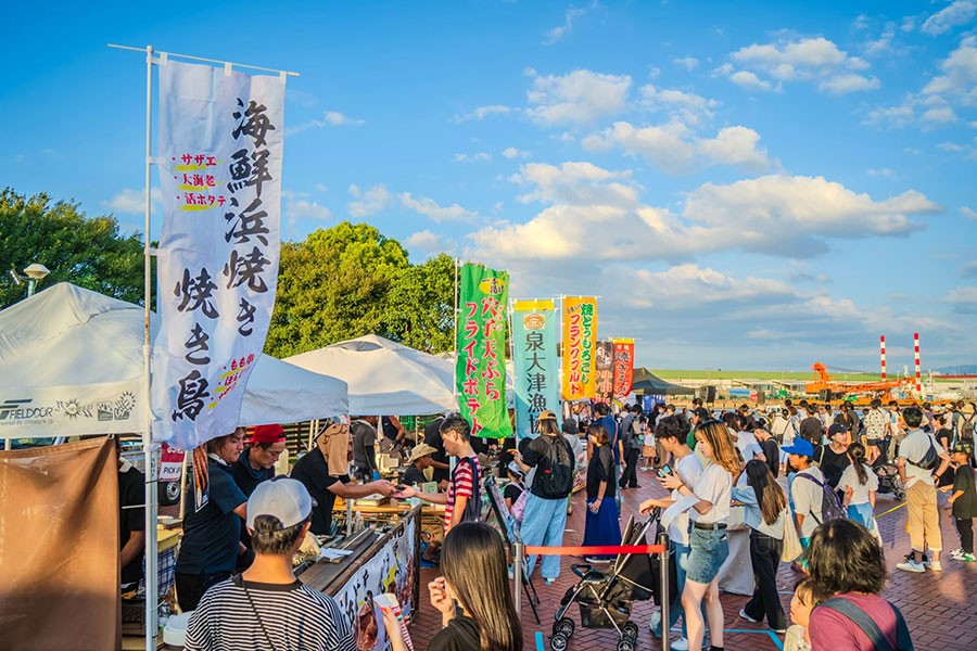 『泉大津海辺の夏祭り with AMAZING -光と音の渚-』の屋台イメージ（昨年の様子）