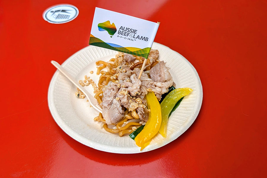 『大阪・関西万博』オーストラリア館で無料配布された「ラム焼きそば」。ラム肉もたっぷり入っており、その味を堪能できる（9月10日・11時40分頃／Lmaga.jp撮影）