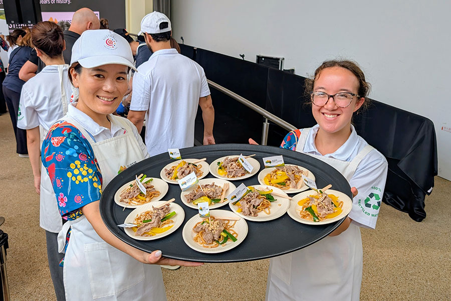 どんな味？ 万博オーストラリア館「焼きそば」を無料配布、初日にぎわう | Lmaga.jp