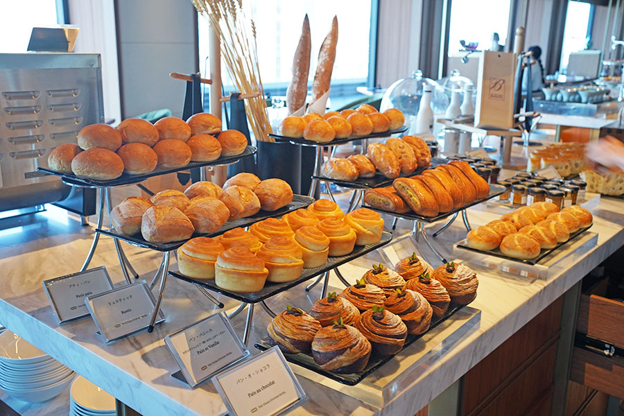 まるでパン屋さんのような品揃え＆大きさのパンコーナー（9月2日／Lmaga.jp撮影）