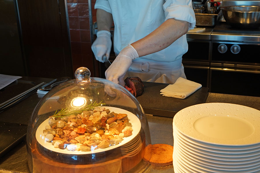 「国産牛の炭火焼 焦がし玉ねぎのソース」は目の前でシェフに切ってもらえる（9月2日／Lmaga.jp撮影）