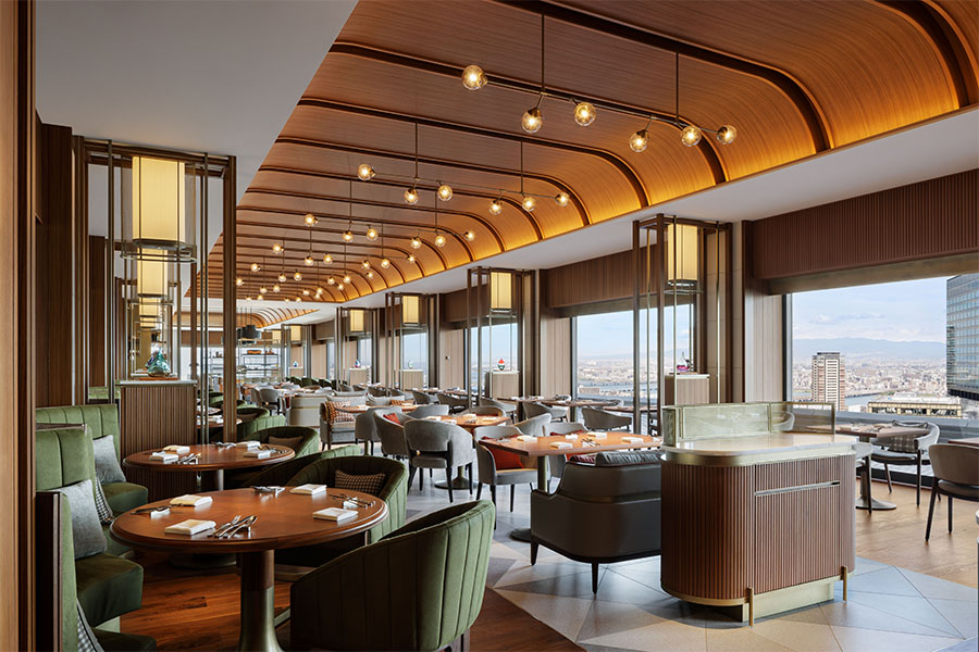 「大阪ステーションホテル」のランチビュッフェ会場となる「THE-MOMENT GRILL&DINING」。西側の窓からは『大阪・関西万博』会場も見られる（9月2日／Lmaga.jp撮影）
