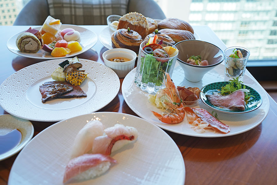 「大阪ステーションホテル」（大阪市北区）のランチビュッフェは、8000円と高級ながらも、寿司からローストビーフ、パン、スイーツまで多種多様なラインナップ！（9月2日／Lmaga.jp撮影）