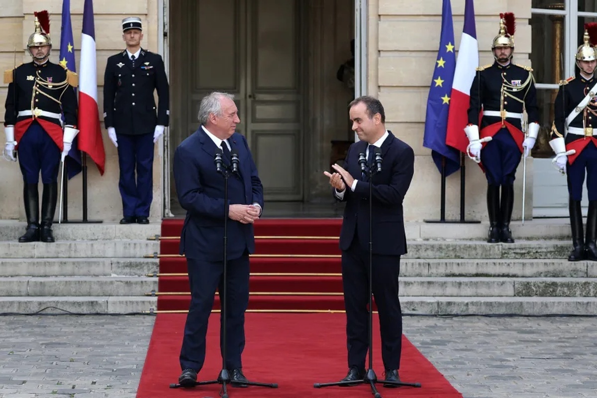 首相交代式で、退任するフランソワ・バイル氏に拍手をおくるセバスチャン・ルコルニュ氏/Ludovic Marin/AFP/Getty Images