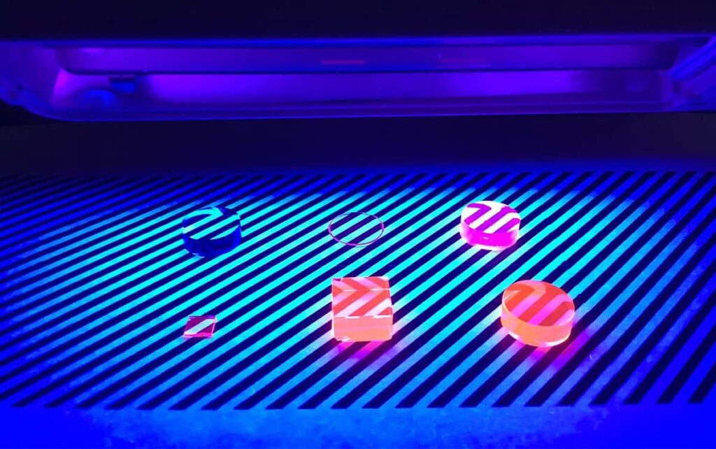 放射線の種類で変化するEu添加CaF₂結晶の発光特性を発見 | テクノロジー・材料 – TSUKUBA JOURNAL 研究イメージ画像