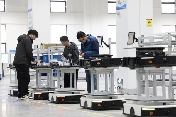 Robots steal the show at Big Data Expo | Communist Party of China Guizhou Gui'an New Areaのプレスリリース
