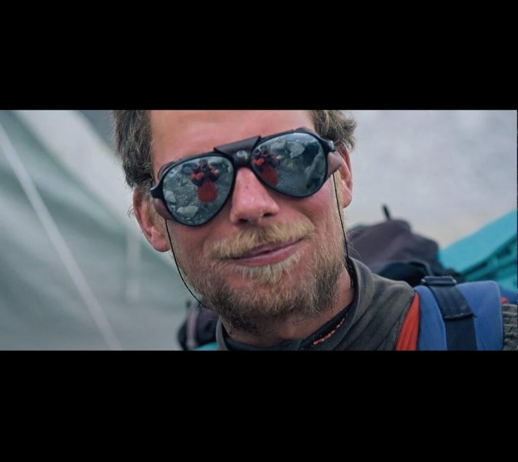 GöranKoppは、スウェーデンから8000マイルのネパールまでの自転車ですべてのクライミングギアを運ぶ予告編を牽引し、シェルパやボトル入り酸素なしでエベレスト山だけを登り、再びスウェーデンに戻って戻った。なんて男だ。
