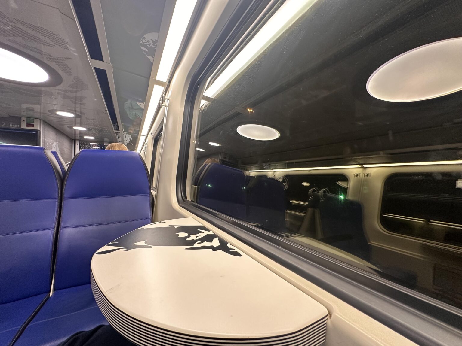 列車の光が夜/朝に余分な快適さのために暗くされていないのはなぜですか？