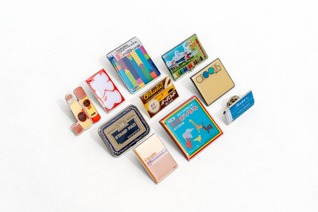 ネオPin’sコレクション 1個500円(税込/ブース内会計/現金のみ) 全10種類のデザインから何が当たるかは、パッケージを開けてからのお楽しみ