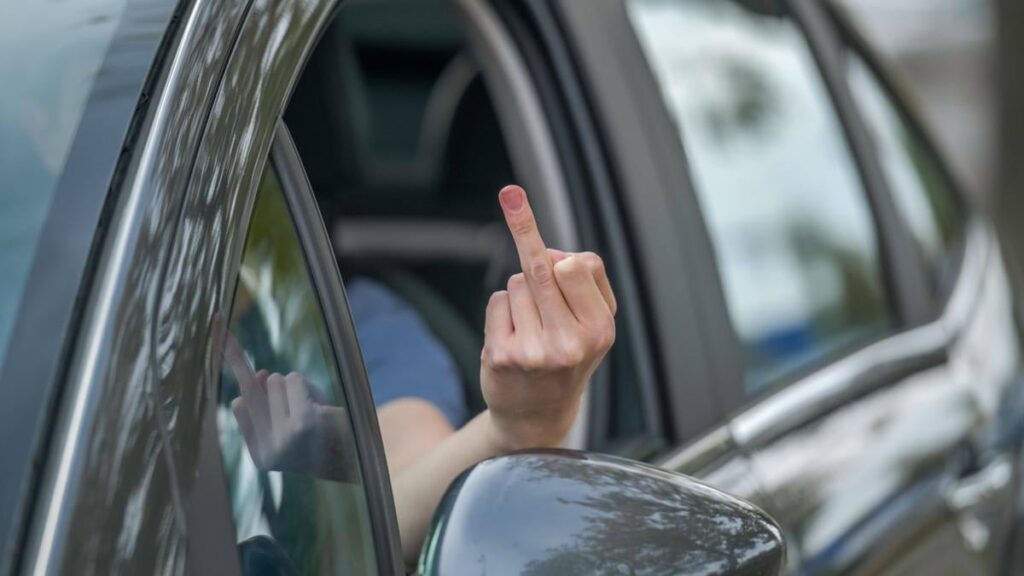運転手は道路労働者に中指を与えます - ほぼ5000 chf罰金。
