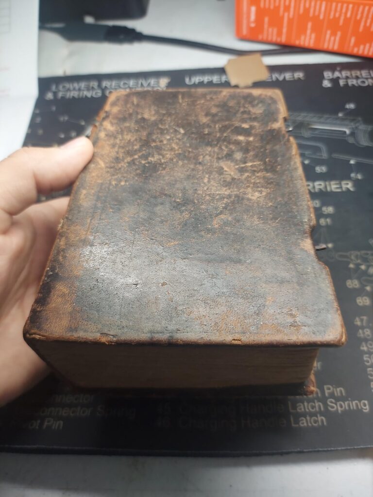 1791年からドイツの祈りの本を見つけたので、内部の碑文を理解するのに役立つ人が大好きです。 Kurrentで書かれています！
