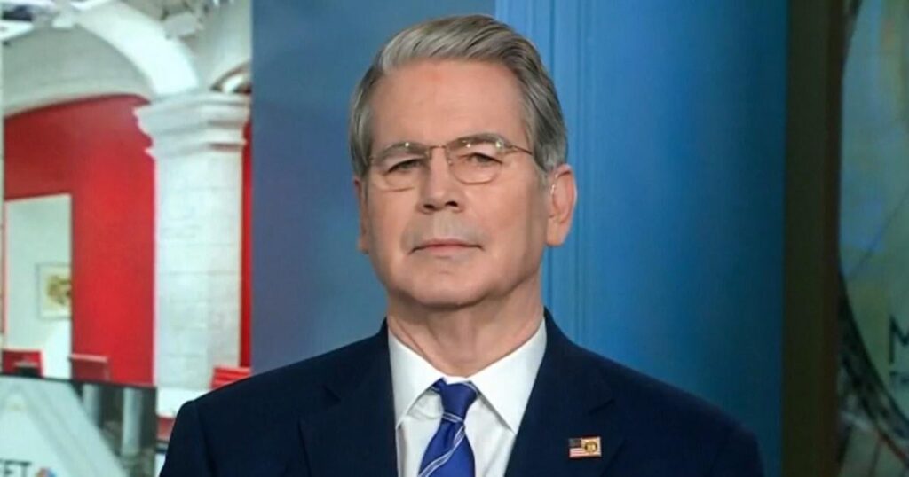財務長官は、米国と欧州連合がロシア経済を「崩壊」するために提携しなければならないと言います