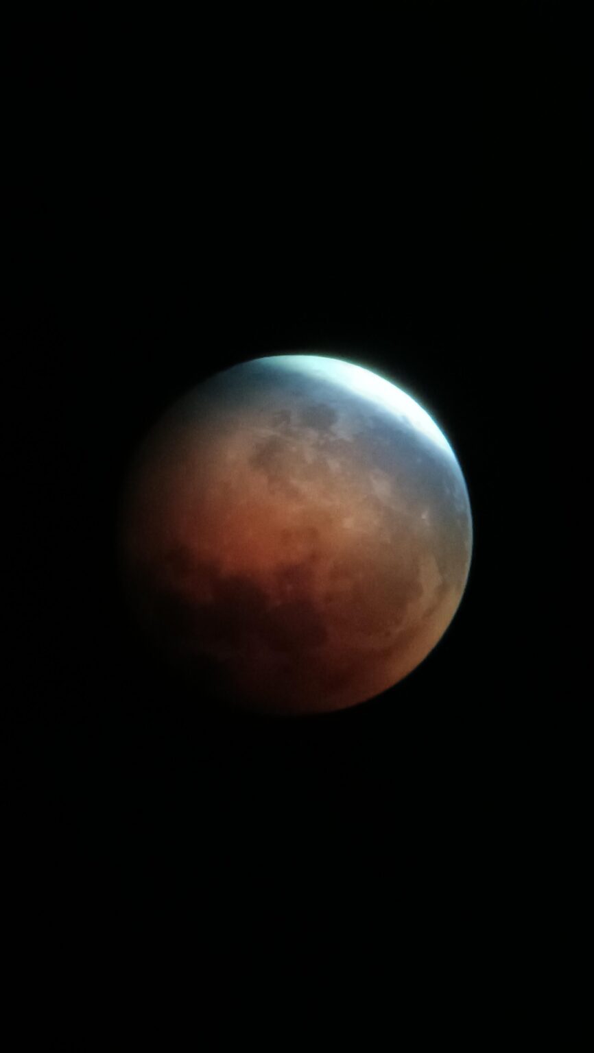 昨日の月食の間に撮った写真。