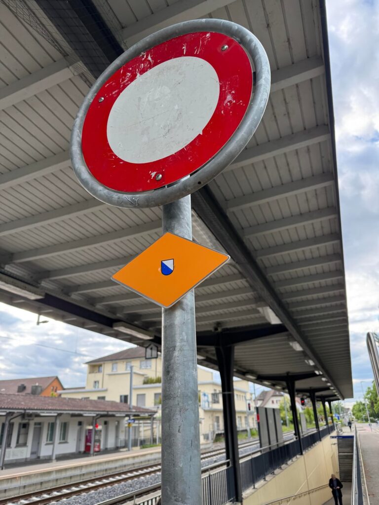 [Mildly Interesting] Bahnhof Dietikonのハイキングトレイルサインはリサイクルされています