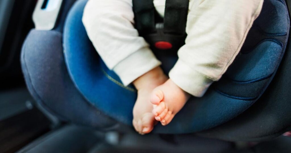 車で頭をぶつけた後、赤ちゃんが死んだ。車の椅子なしで歩いていた両親は刑務所に宣告された